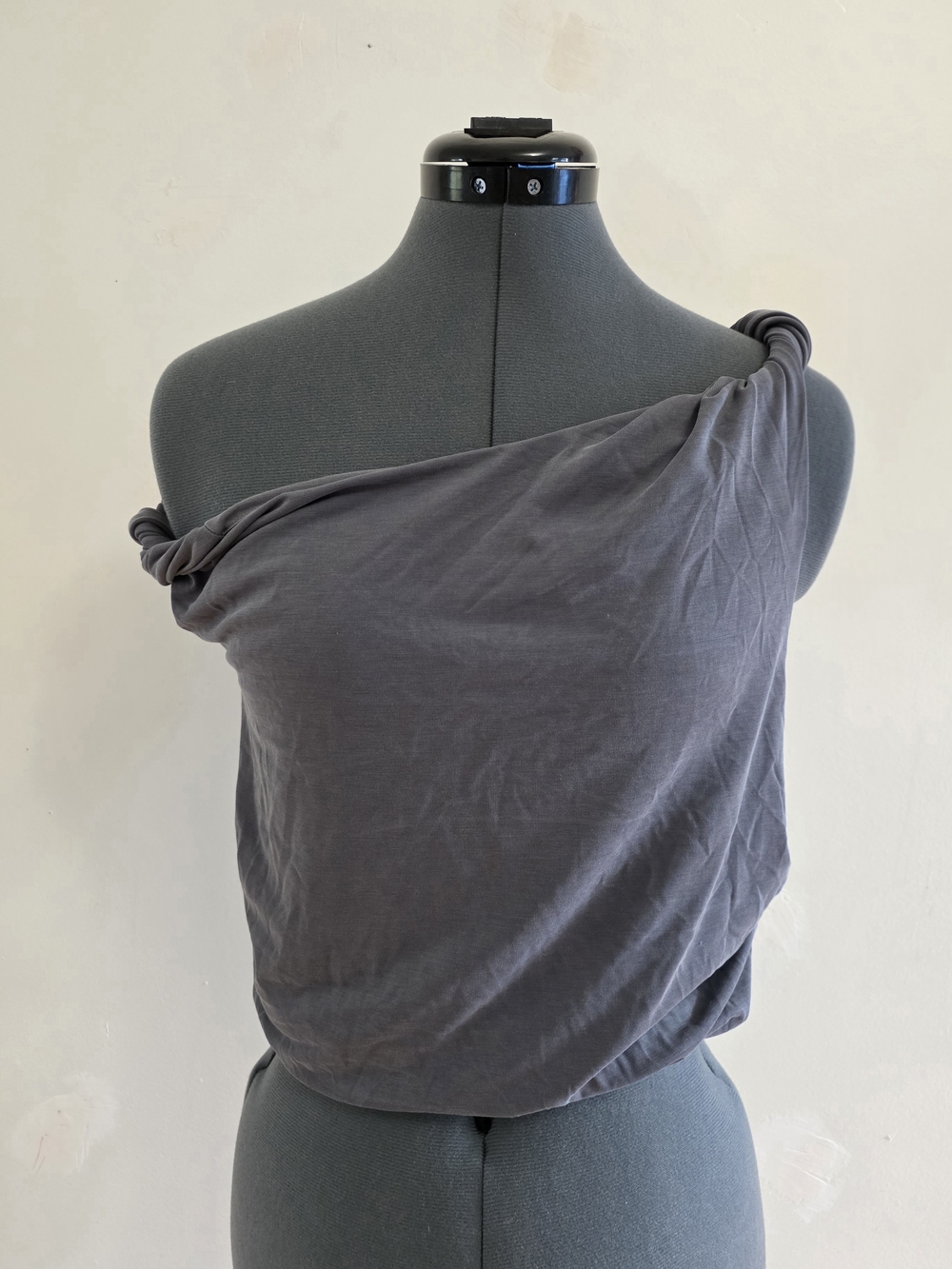 Good American Sandwashed Jersey Twist Off-the-Shoulder Top | Carbon - Size Large